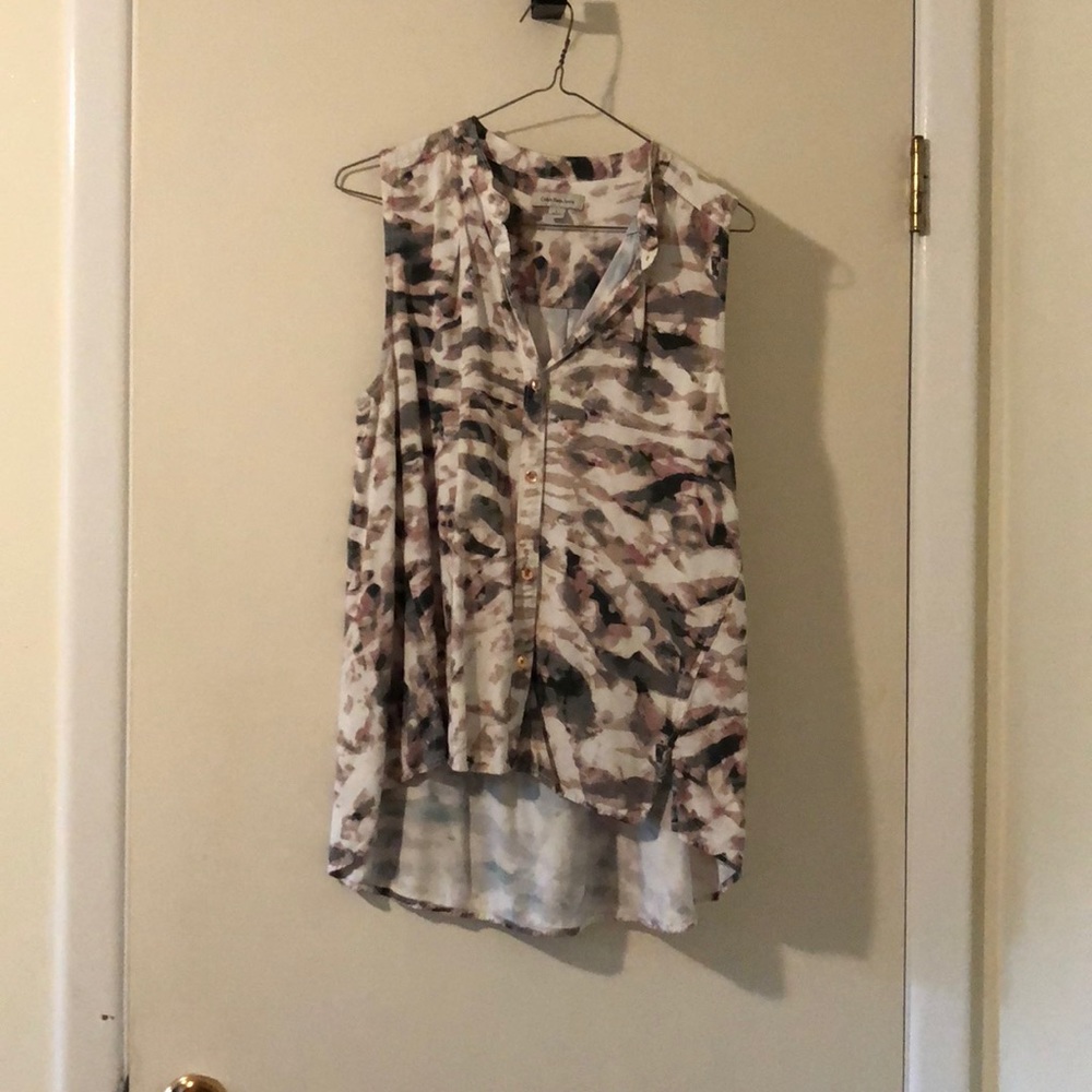 Sleeveless shirt